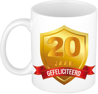 Bellatio Decorations Gefeliciteerd 20 jaar jubileum/ verjaardag mok met gouden schild - 20 jaar getrouwd cadeau - feest mokken Goudkleurig