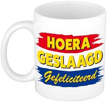Bellatio Decorations Geslaagd cadeau mok / beker hoera geslaagd gefeliciteerd 300 ml - feest mokken Multikleur