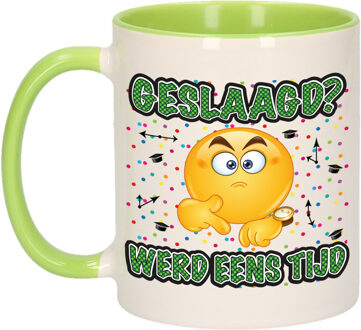 Bellatio Decorations Geslaagd cadeau mok - groen - Geslaagd? Werd eens tijd - Ca. 300 ml - feest mokken