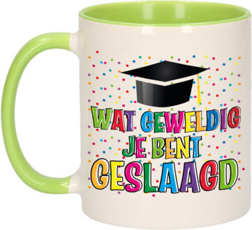 Bellatio Decorations Geslaagd cadeau mok - groen - Geweldig Geslaagd - Ca. 300 ml - feest mokken