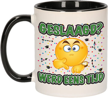 Bellatio Decorations Geslaagd cadeau mok - zwart - Geslaagd? Werd eens tijd - Ca. 300 ml - feest mokken Groen