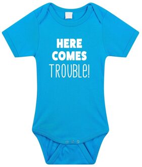 Bellatio Decorations Here comes trouble cadeau baby rompertje blauw voor jongens