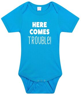 Bellatio Decorations Here comes trouble tekst baby rompertje blauw jongens - Kraamcadeau - Babykleding 56 (1-2 maanden)