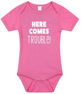 Bellatio Decorations Here comes trouble tekst baby rompertje roze meisjes - Kraamcadeau - Babykleding 56 (1-2 maanden)