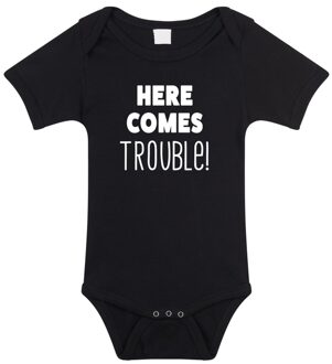 Bellatio Decorations Here comes trouble tekst baby rompertje zwart meisjes en jongens - Kraamcadeau - Babykleding 56 (1-2 maanden)