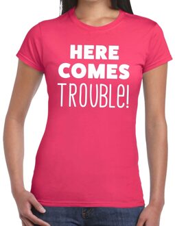 Bellatio Decorations Here comes trouble tekst t-shirt roze dames 2XL