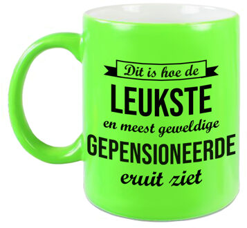 Bellatio Decorations Hoe de leukste gepensioneerde eruitziet koffiemok / theebeker neon groen afscheidscadeau pensioen / VUT 330 ml - feest m