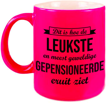 Bellatio Decorations Hoe de leukste gepensioneerde eruitziet koffiemok / theebeker neon roze afscheidscadeau pensioen / VUT 330 ml - feest mo