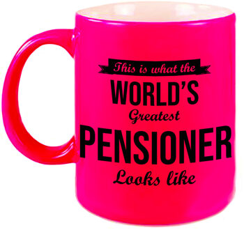 Bellatio Decorations How the worlds greatest pensioner looks like mok / beker neon roze pensioen cadeau collega 330 ml