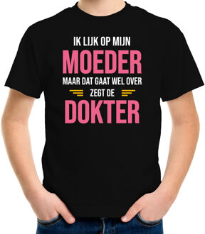 Bellatio Decorations Ik lijk op mijn moeder maar dat gaat wel over zegt de dokter cadeau t-shirt zwart voor kinderen - unisex - jongens / meisjes L (146-152)