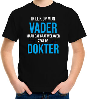 Bellatio Decorations Ik lijk op mijn vader maar dat gaat wel over zegt de dokter cadeau t-shirt zwart voor kinderen - unisex - jongens / meisjes L (146-152)