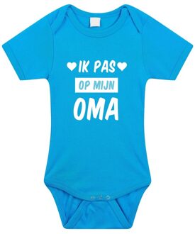 Bellatio Decorations Ik pas op mijn oma tekst baby rompertje blauw jongens - Kraamcadeau - Babykleding 56 (1-2 maanden)