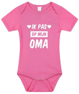 Bellatio Decorations Ik pas op mijn oma tekst baby rompertje roze meisjes - Kraamcadeau - Babykleding 56 (1-2 maanden)