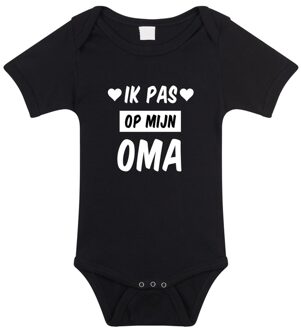 Bellatio Decorations Ik pas op mijn oma tekst baby rompertje zwart meisjes en jongens - Kraamcadeau - Babykleding 56 (1-2 maanden)