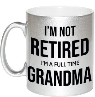 Bellatio Decorations Im not retired im a full time grandma / oma zilveren koffiemok / theebeker 330 ml bedankt cadeau collega - feest mokken Zilverkleurig