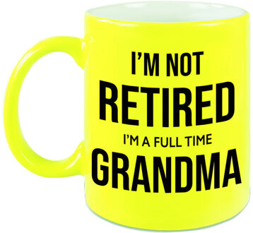 Bellatio Decorations Im not retired im a full time grandma pensioen mok / beker neon geel afscheidscadeau 330 ml