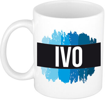 Bellatio Decorations Ivo naam cadeau koffie mok - beker - met blauw verfstrepen - Cadeau collega - vaderdag