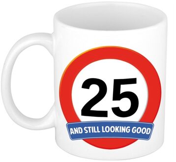 Bellatio Decorations Koffie mok / cadeau beker - 25 jaar - verjaardag - still looking good - wit - stopbord