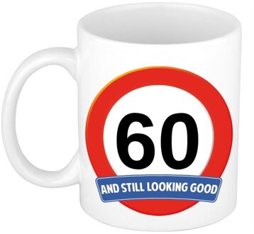 Bellatio Decorations Koffie mok / cadeau beker - 60 jaar - verjaardag - still looking good - wit - stopbord
