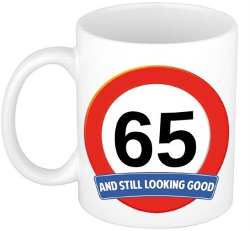Bellatio Decorations Koffie mok / cadeau beker - 65 jaar - verjaardag - still looking good - wit - stopbord
