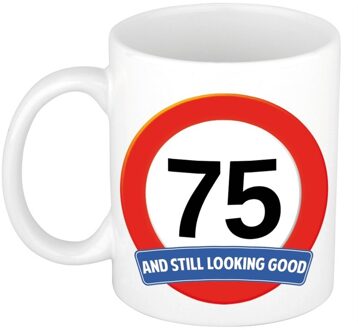 Bellatio Decorations Koffie mok / cadeau beker - 75 jaar - verjaardag - still looking good - wit - stopbord Rood