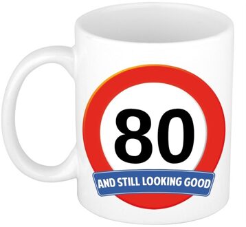 Bellatio Decorations Koffie mok / cadeau beker - 80 jaar - verjaardag - still looking good - wit - stopbord Rood
