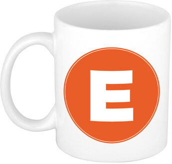 Bellatio Decorations Koffie mok met de letter E - beker - oranje - eerste letter van een voornaam - wit - 300 ml