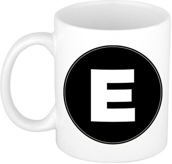 Bellatio Decorations Koffie mok met de letter E - beker - zwart - eerste letter van een voornaam - wit - 300 ml