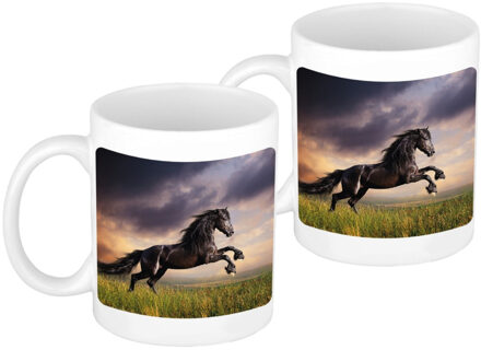 Bellatio Decorations Koffiemok thee beker - 2x stuks - Fries paard - zwart - 300 ml - keramiek - cadeau - paardenliefhebb