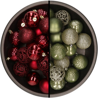 Bellatio Decorations Kunststof kerstballen 74x stuks donkerrood en mos groen 6 cm - Kerstbal