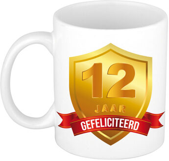 Bellatio Decorations Leeftijd cadeau koffiemok - 12 jaar - Gefeliciteerd - Gouden schild - jubileum - verjaardaardag Goudkleurig
