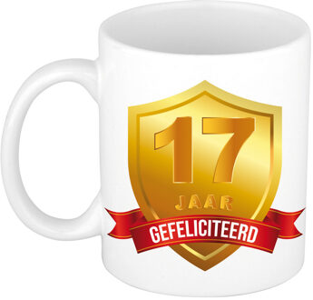 Bellatio Decorations Leeftijd cadeau koffiemok - 17 jaar - Gefeliciteerd - Gouden schild - jubileum - verjaardaardag Goudkleurig