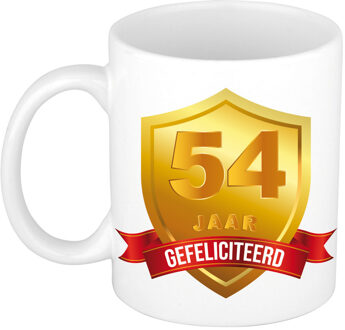 Bellatio Decorations Leeftijd cadeau koffiemok - 54 jaar - Gefeliciteerd - Gouden schild - jubileum - verjaardaardag