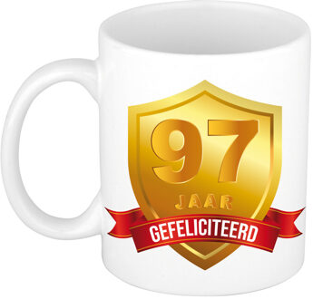 Bellatio Decorations Leeftijd cadeau koffiemok - 97 jaar - Gefeliciteerd - Gouden schild - jubileum - verjaardaardag