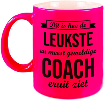 Bellatio Decorations Leukste en meest geweldige coach cadeau mok / beker neon roze 330 ml - cadeau trainer - feest mokken