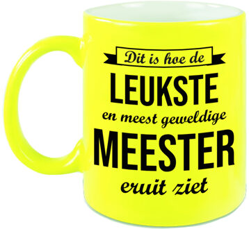 Bellatio Decorations Leukste en meest geweldige meester cadeau mok / beker neon geel 330 ml - bedankt cadeau leraar / onderwijzer - feest mok