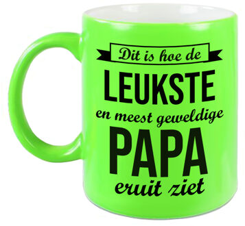 Bellatio Decorations Leukste en meest geweldige papa cadeau mok / beker neon groen 330 ml - cadeau verjaardag / Vaderdag - feest mokken