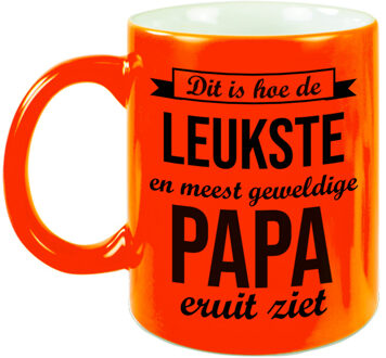 Bellatio Decorations Leukste en meest geweldige papa cadeau mok / beker neon oranje 330 ml - cadeau verjaardag / Vaderdag - feest mokken