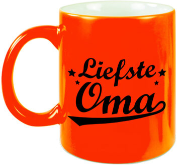 Bellatio Decorations Liefste oma cadeau mok / beker neon oranje met sterren 330 ml