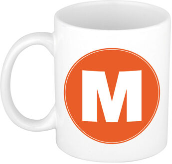 Bellatio Decorations Mok / beker met de letter M oranje bedrukking voor het maken van een naam / woord of team