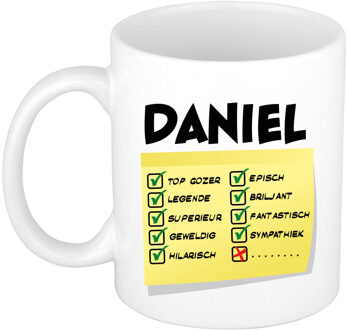 Bellatio Decorations Naam mok Daniel - wit - top gozer - keramiek - 300 ml - cadeau collega beker Geel