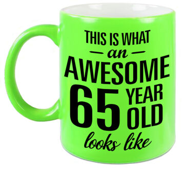 Bellatio Decorations Neon groene Awesome 65 year cadeau mok / verjaardag beker 330 ml - feest mokken