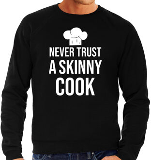 Bellatio Decorations Never trust a skinny cook bbq / barbecue sweater zwart - cadeau trui voor heren - verjaardag/Vaderdag kado 2XL