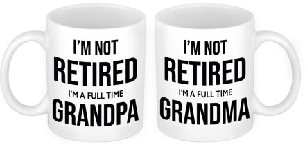 Bellatio Decorations Not retired but fulltime grandma en grandpa mok - Cadeau beker set voor gepensioneerde Opa en Oma