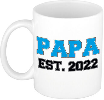 Bellatio Decorations Papa est 2022 cadeau mok / beker wit met blauwe letters 300 ml - feest mokken