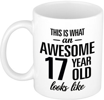 Bellatio Decorations This is what an awesome 17 year old looks like - cadeau koffiemok - 300 ml - verjaardag 17 jaar Wit
