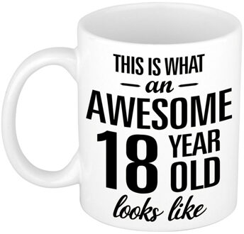 Bellatio Decorations This is what an awesome 18 year old looks like - cadeau koffiemok - 300 ml - verjaardag 18 jaar