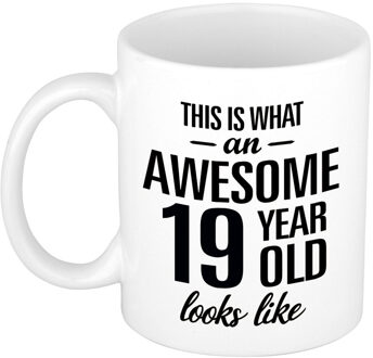 Bellatio Decorations This is what an awesome 19 year old looks like - cadeau koffiemok - 300 ml - verjaardag 19 jaar
