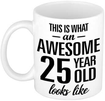 Bellatio Decorations This is what an awesome 25 year old looks like - cadeau koffiemok - 300 ml - verjaardag 25 jaar