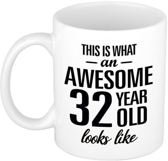 Bellatio Decorations This is what an awesome 32 year old looks like - cadeau koffiemok - 300 ml - verjaardag 32 jaar Wit